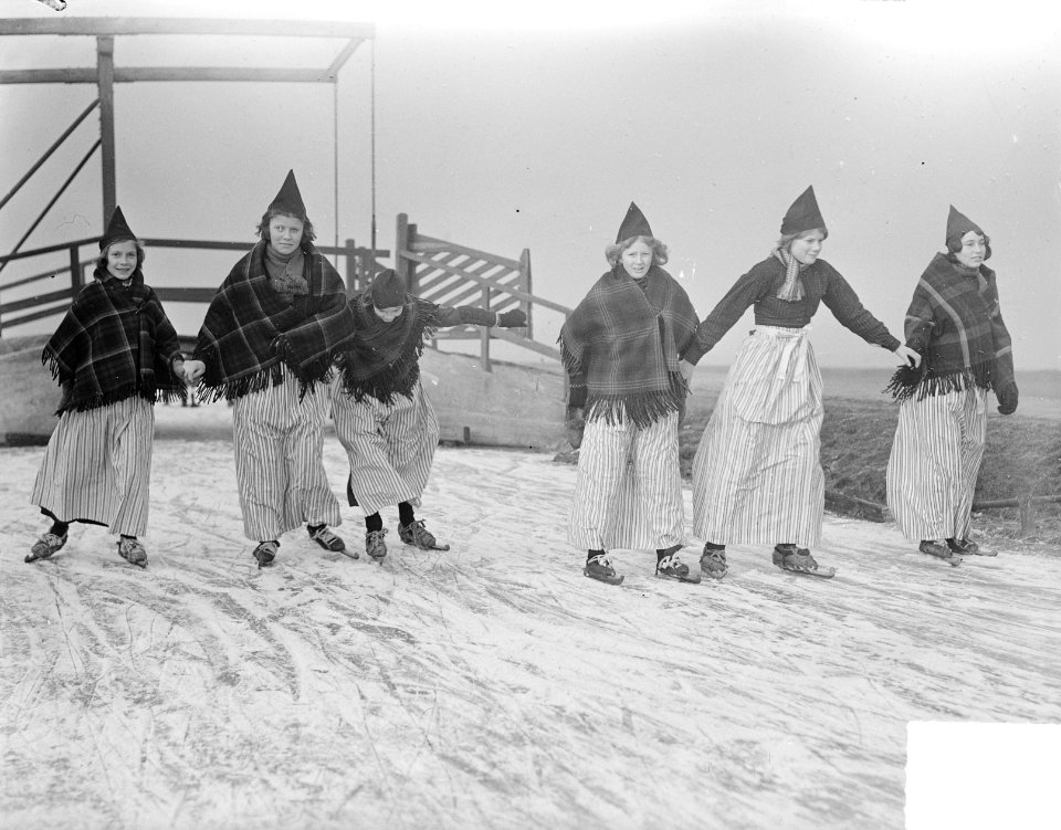 Schaatsen in Volendam. Volendammer meisjes op schaatsen, Bestanddeelnr 903-8034