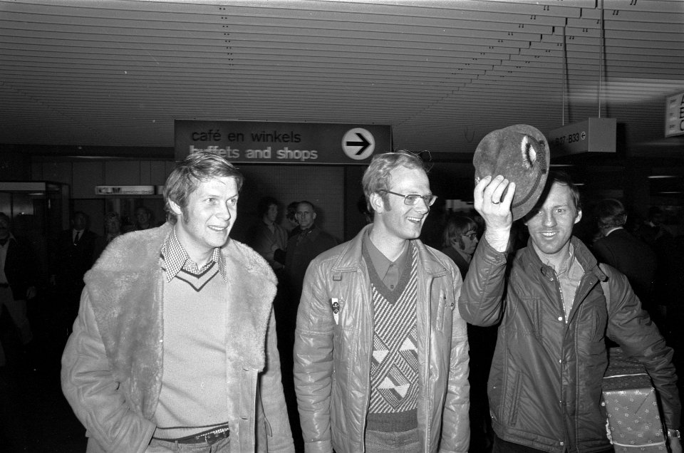 Schaatsers arriveren op Schiphol voor EK in Heerenveen vlnr Claeson, Kuiper, Bestanddeelnr 927-7084