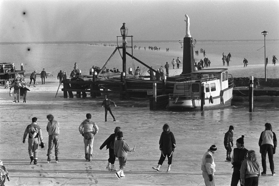 Schaatsen bij Volendam haventje van Volendam met schaatsers, Bestanddeelnr 933-8767