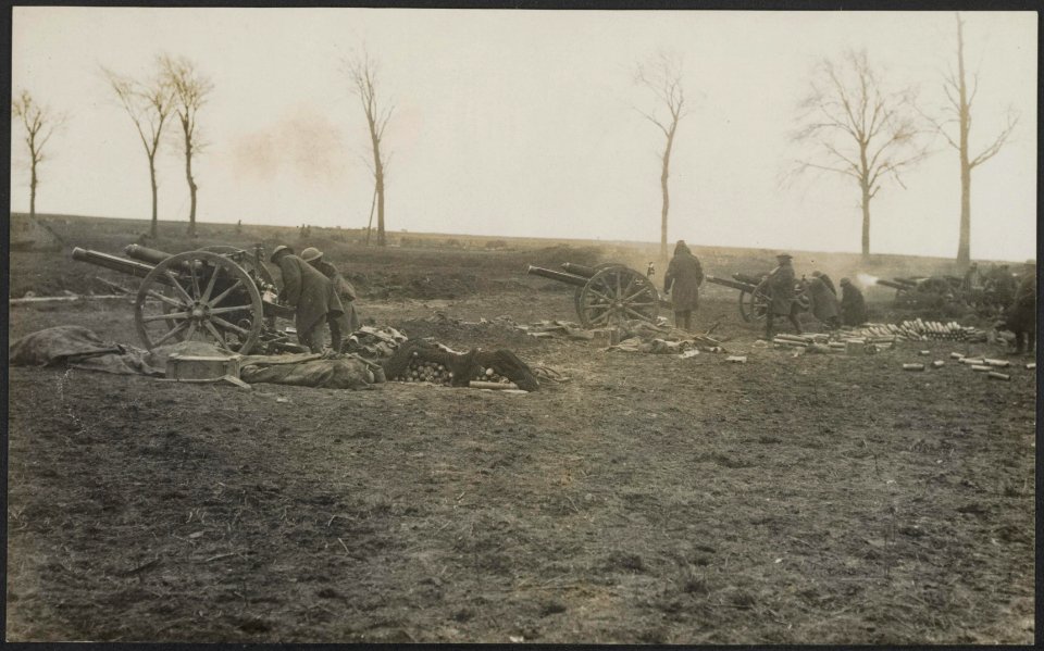 Scene at the roadside. A Field Gun Battery in action, Bestanddeelnr 158-2730