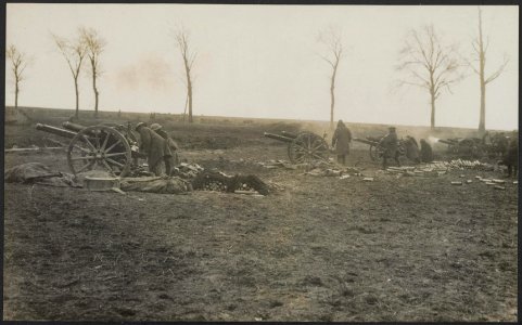 Scene at the roadside. A Field Gun Battery in action, Bestanddeelnr 158-2730