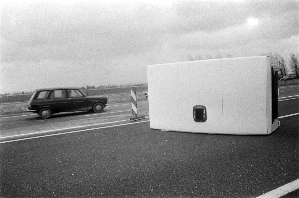 Schade door hevige storm auto en caravan ondersteboven op weg naar Den Haag, Bestanddeelnr 928-3419