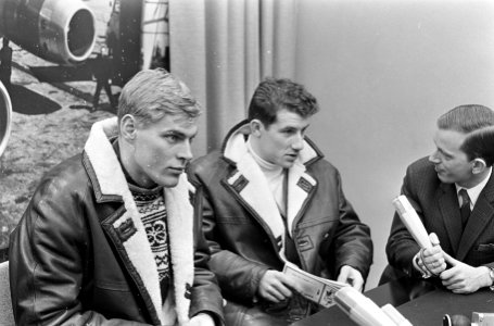 Schaatsers terug in Nederland, Schenk en Verkerk tijdens persconferentie negat, Bestanddeelnr 920-1283
