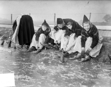Schaatsen in Volendam. Mesjes binden schaatsen onder, Bestanddeelnr 903-8037