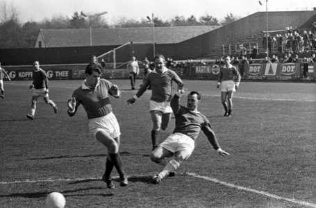 Schaatsers voetballen, Verkerk (links) in aktie, Bestanddeelnr 918-9383
