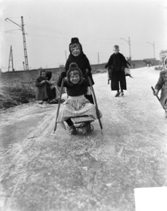 Schaatsen in Volendam. Kinderen op het ijs met een prikslee, Bestanddeelnr 903-8038