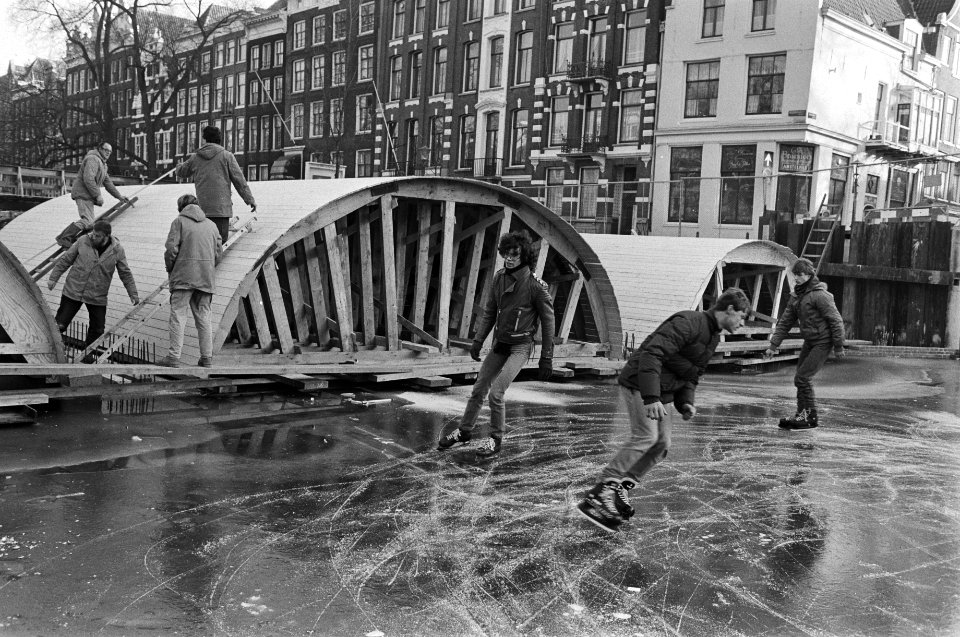 Schaatsers op grachten kruispunt KeizersgrachtLeliegracht waar een Amsterdamse , Bestanddeelnr 931-9123