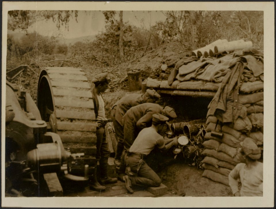 Scene about heavy gun in action, Bestanddeelnr 158-2206