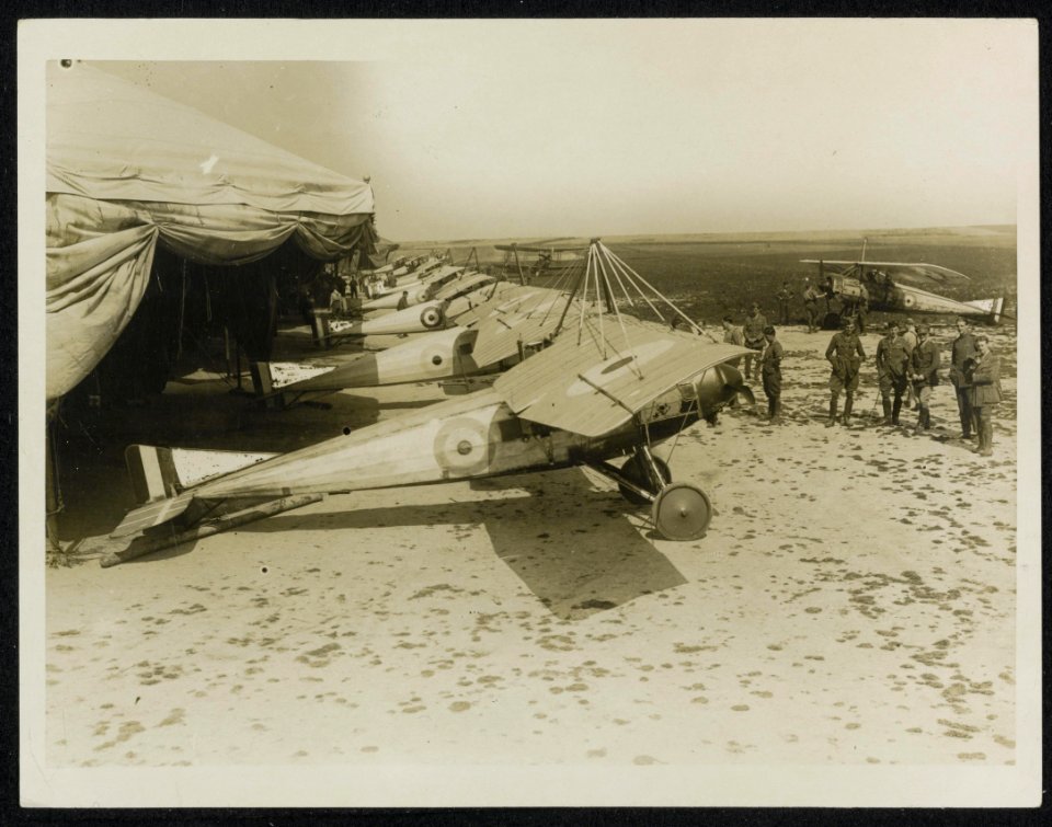 Scene at an aerodrome, Bestanddeelnr 158-1406