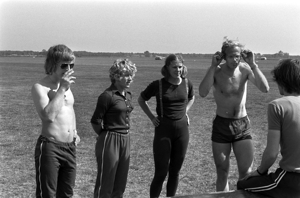Schaatsers maken parachute-sprong bij paraclub Icaras, Bestanddeelnr 926-4872