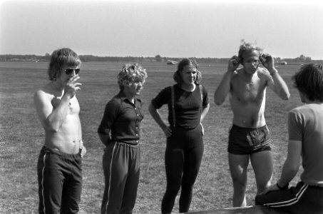 Schaatsers maken parachute-sprong bij paraclub Icaras, Bestanddeelnr 926-4872