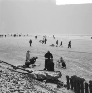 Schaatsliefhebbers op de Gouwzee, een jeugdige Marker reed een nogal scheve scha, Bestanddeelnr 915-9617
