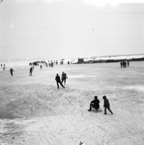 Schaatsliefhebbers op de Gouwzee, een jeugdige Marker reed een nogal scheve scha, Bestanddeelnr 915-9615