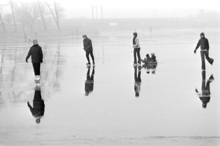 Schaatsers op zeer nat ijs op riviertje de Liede, Bestanddeelnr 928-4066