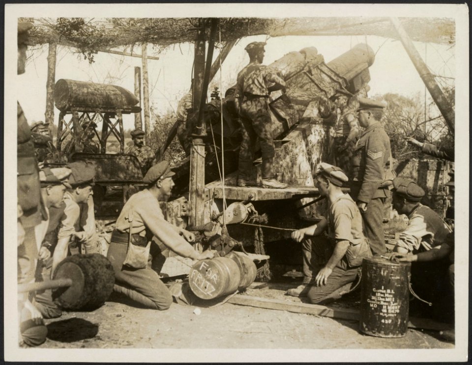 Scene at a howitzer battery, Bestanddeelnr 158-2841