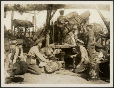 Scene at a howitzer battery, Bestanddeelnr 158-2841