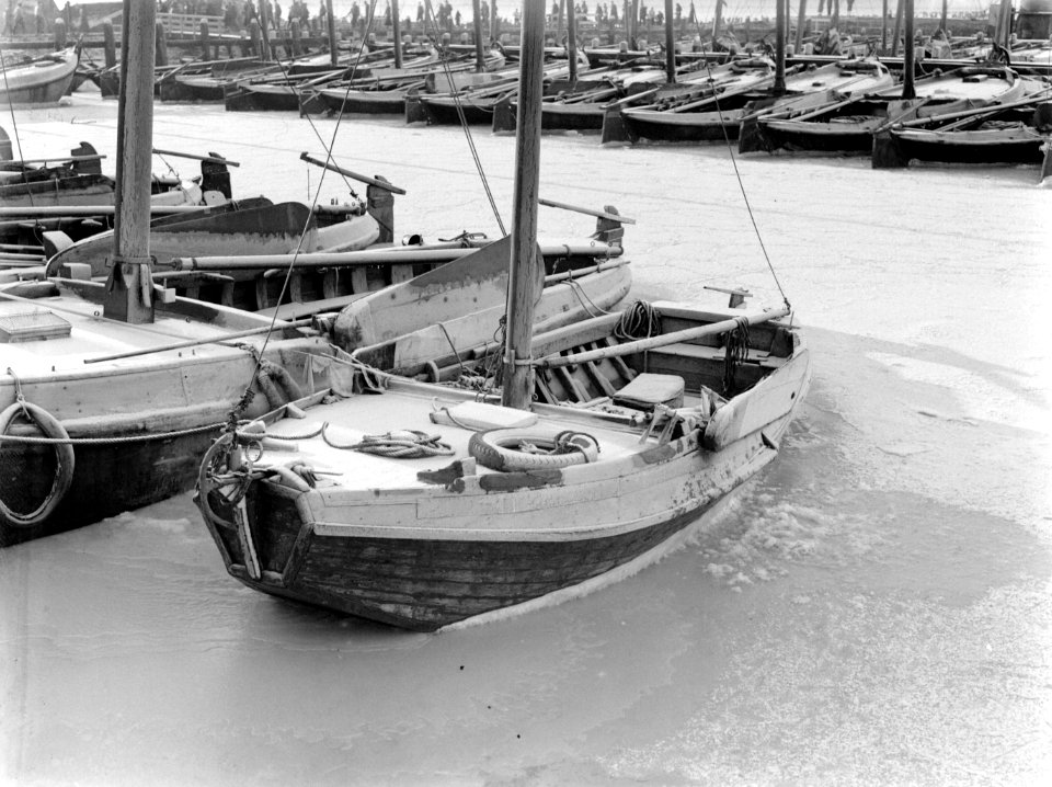 Schepen aangemeerd in de haven van Marken die is dichtgevroren, Bestanddeelnr 189-1066