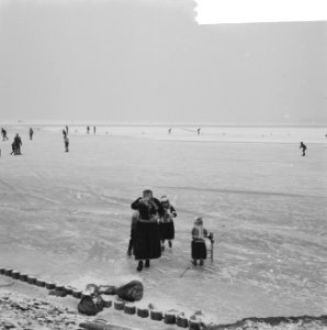 Schaatsliefhebbers op de Gouwzee, een jeugdige Marker reed een nogal scheve scha, Bestanddeelnr 915-9616