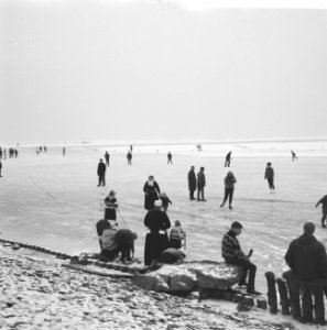 Schaatsliefhebbers op de Gouwzee, een jeugdige Marker reed een nogal scheve scha, Bestanddeelnr 915-9618