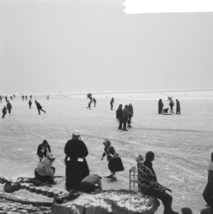 Schaatsliefhebbers op de Gouwzee, een jeugdige Marker reed een nogal scheve scha, Bestanddeelnr 915-9623