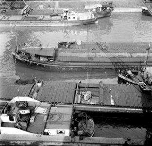 Schepen waaronder de Karlsruhe X en de Lübeck in de haven van Bazel-Kleinhüninge, Bestanddeelnr 254-1298