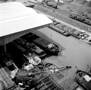 Schepen waaronder de Mesocco bij de overdekte overslaghal van de haven van Bazel, Bestanddeelnr 254-1315