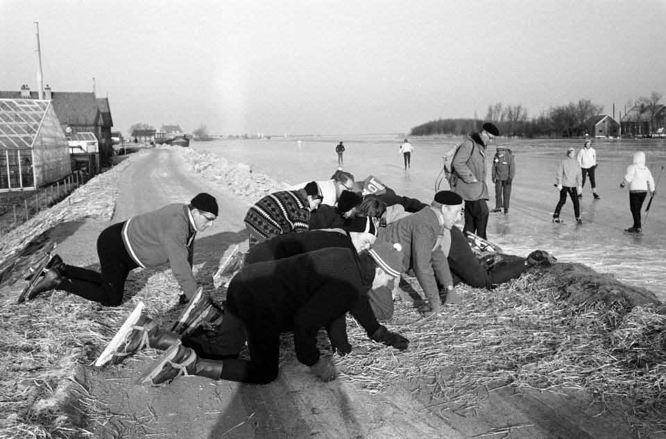 Schaatsmolentocht door Zuid-Holland, Roelofarendsveen, schaatsers steken kruipend ringdijk over, Bestanddeelnr 913-3452