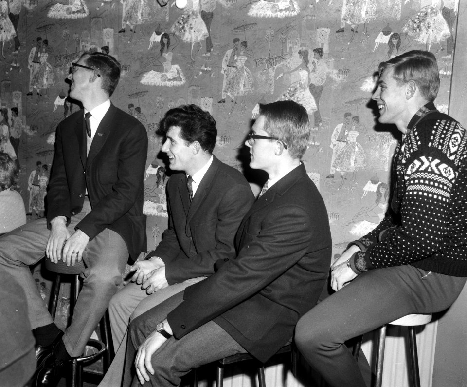 Schaatskernploeg in Hotel Centraal in Amsterdam, v.l.nr Peter Nottet , Kees Ver…, Bestanddeelnr 918-6192