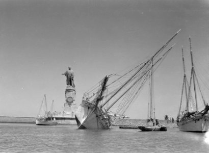 Schepen in Port-Said. Even voor het standbeeld van De Lesseps een deels gekantel, Bestanddeelnr 191-0043
