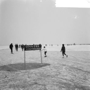 Schaatsliefhebbers op de Gouwzee, een jeugdige Marker reed een nogal scheve scha, Bestanddeelnr 915-9619