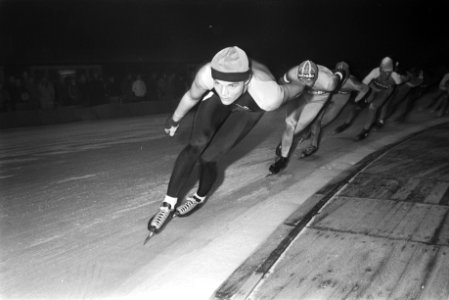Schaatsmarathon in Amsterdam winnaar Emil Hopman (r) aan kop met daarachter Koo, Bestanddeelnr 932-8381