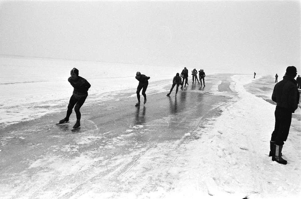 Schaatsmarathon, 210 kilometer, op Veluwemeer groepje op ijsvlakte, Bestanddeelnr 930-0870