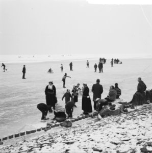 Schaatsliefhebbers op de Gouwzee, een jeugdige Marker reed een nogal scheve scha, Bestanddeelnr 915-9621