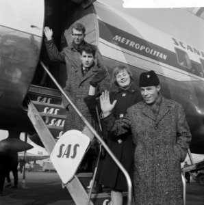 Schaatsploeg uit Oslo weer terug aankomst Schiphol, Willy de Beer, Rudi Liebrech, Bestanddeelnr 915-9640
