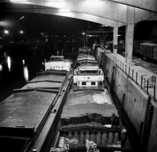 Schepen in de overdekte overslaghal van de haven Bazel-Kleinhüningen, Bestanddeelnr 254-1256
