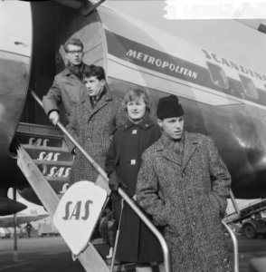 Schaatsploeg uit Oslo weer terug aankomst Schiphol, Willy de Beer , Rudi Liebrec, Bestanddeelnr 915-9641