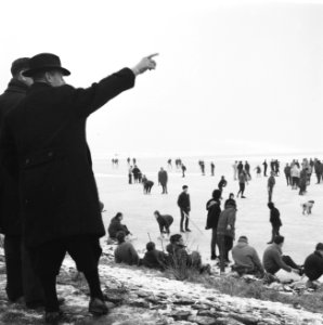 Schaatsliefhebbers op de Gouwzee, een jeugdige Marker reed een nogal scheve scha, Bestanddeelnr 915-9624