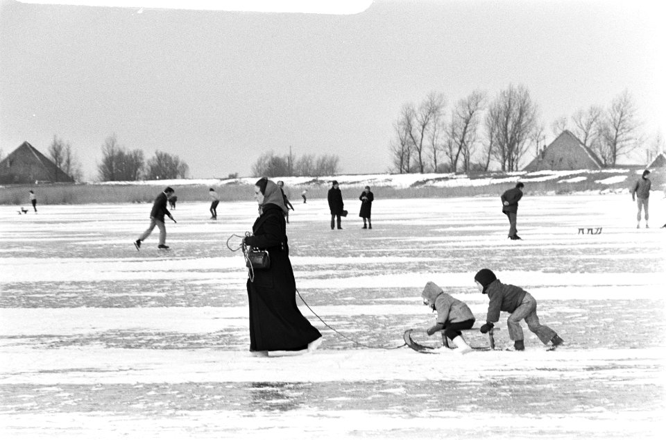 Schaatsers en sleeënde kinderen, Bestanddeelnr 924-3325