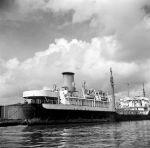 Schepen in de haven van de olieraffinaderij van de CPIM op de Isla op Curaçao, Bestanddeelnr 252-7745