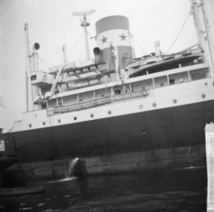 Schepen botsen op Noordzeekanaal bij Hembrug, het Franse schip (Bayle) na aanvar, Bestanddeelnr 917-2944