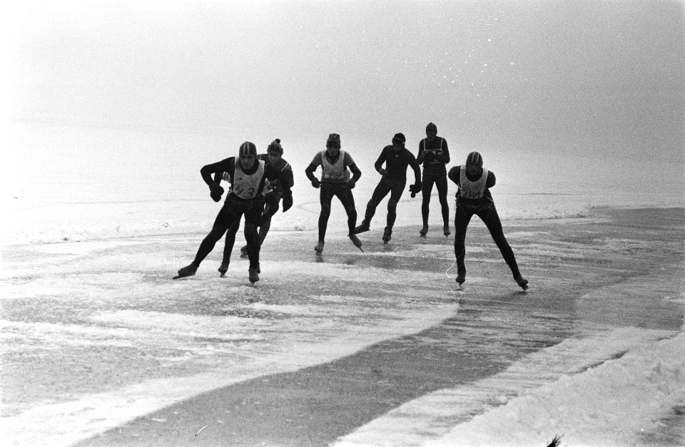 Schaatsmarathon, 210 kilometer, op Veluwemeer groepje op ijsvlakte, Bestanddeelnr 930-0871
