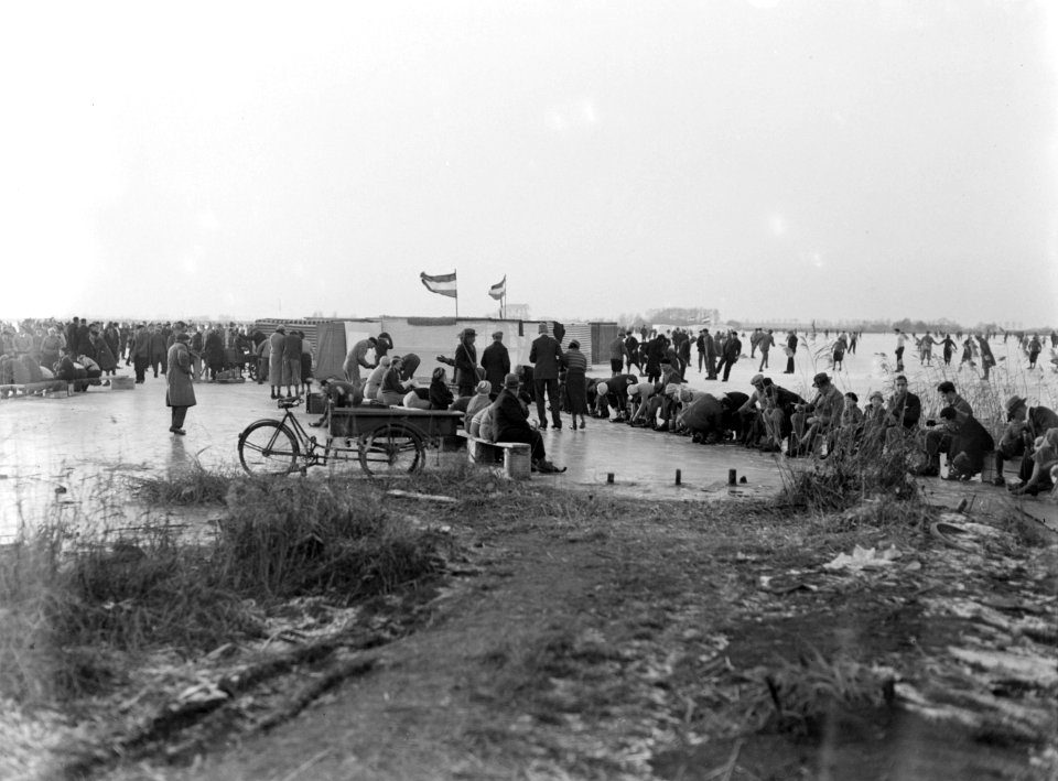 Schaatsers en een koek-en-zopie op een plas vermoedelijk in de buurt van Amsterd, Bestanddeelnr 189-1036