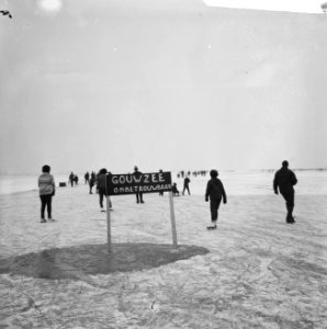 Schaatsliefhebbers op de Gouwzee, ondanks de waarschuwing maakten velen de overs, Bestanddeelnr 915-9613