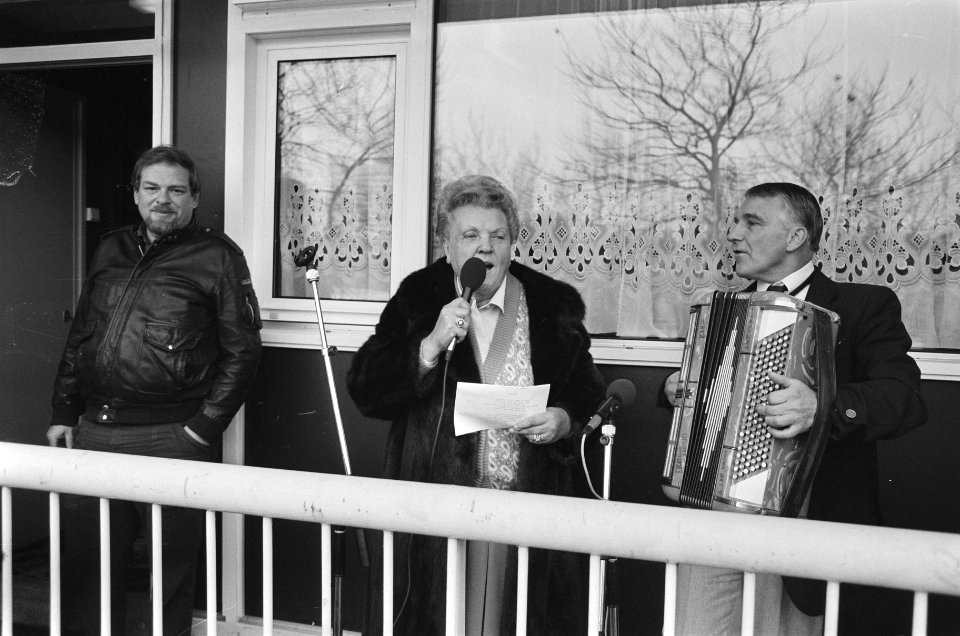Schaefer plaatst 30000e isolatieraam in A'damse woning van Tante Leen luist, Bestanddeelnr 933-4981