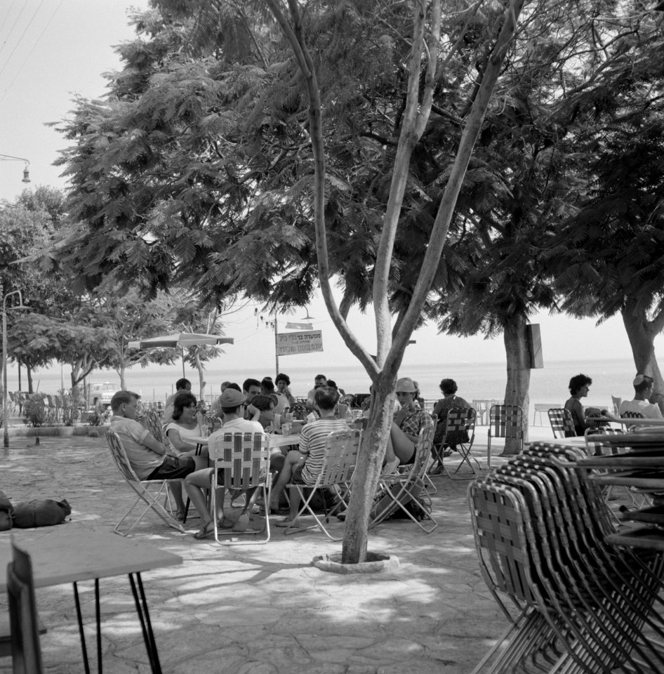 Schaduwrijk terras in de stad Tiberias aan het Meer van Tiberias met groepen man, Bestanddeelnr 255-4090