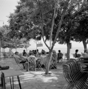 Schaduwrijk terras in de stad Tiberias aan het Meer van Tiberias met groepen man, Bestanddeelnr 255-4090