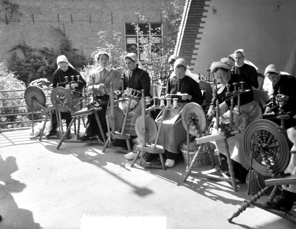Schapendag te Ede. Dames spinnen op de markt, Bestanddeelnr 907-9571