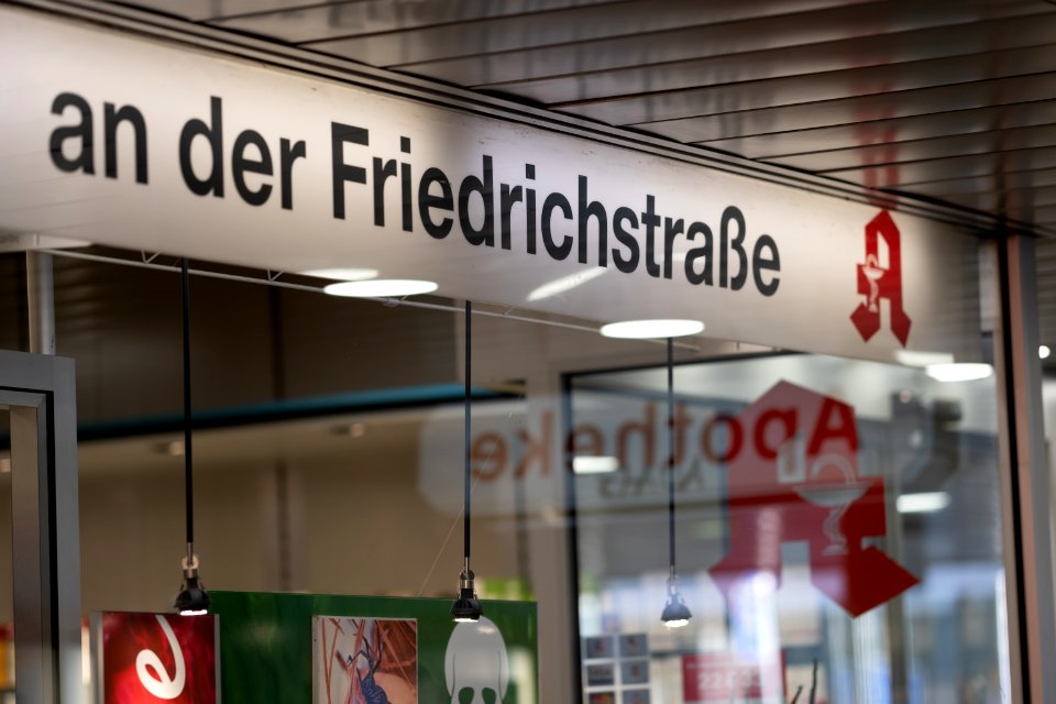 Schaufenster und Beschriftung der Apotheke an der Friedrichstraße in Tübingen