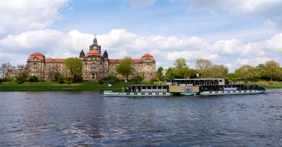 Schaufelraddampfer Pillnitz vor der Sächsischen Staatskanzlei