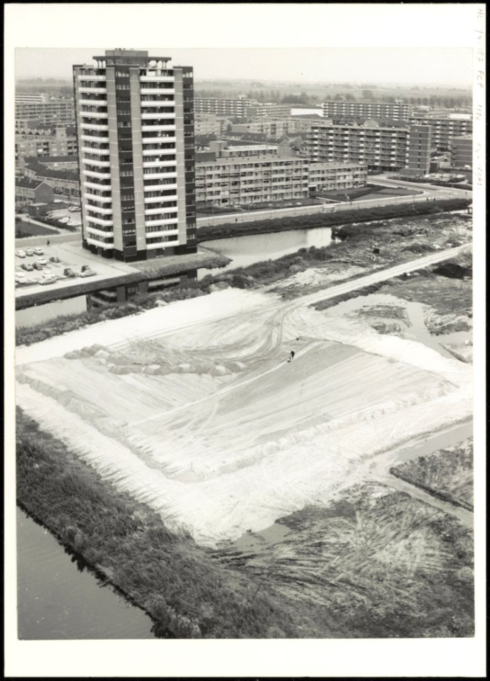 Schalkwijk in aanbouw plek waar een sporthal gaat komen. Fie Carelsenplein. NL-HlmNHA 54015963